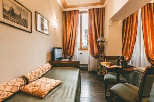佛罗伦萨佛罗伦萨多姆斯酒店的客厅配有沙发和桌子