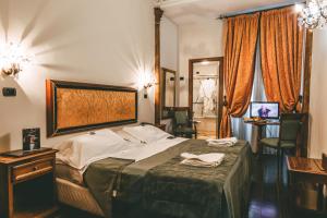 佛罗伦萨佛罗伦萨多姆斯酒店的酒店客房带一张床、一张桌子和椅子