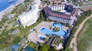 克孜拉阿奇华辛顿度假酒店及水疗中心的享有带游泳池的度假村的空中景致