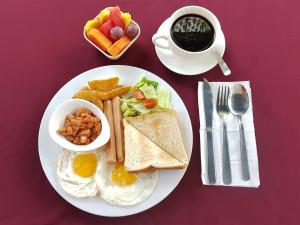 马六甲马六甲普瑞玛酒店的包括鸡蛋烤面包和咖啡的早餐盘