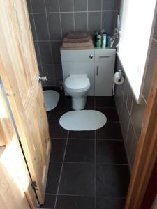 尤托克西特24 Fairfield Road的一间带卫生间的浴室和瓷砖地板。