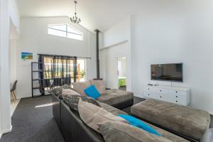 玛塔玛塔Hills Vista Lodge的客厅配有两张沙发和一台电视机