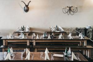 莱克斯GALAAXY Mountain Hostel的用餐室配有桌子和纸船