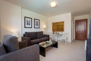 多列毛利诺斯努克里奥克里斯塔尔公寓的客厅配有沙发和桌子