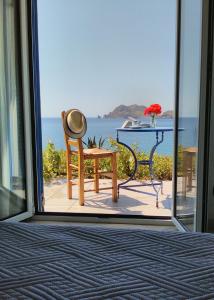 Agios Ioannis KaspakaEnalion House的客房设有一个窗户,俯瞰着大海