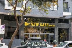 安卡拉New Gate Hotel的一间新咖啡馆,前面有停车位