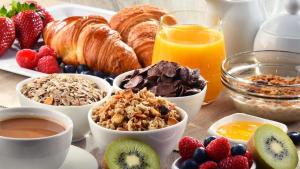 PonteillaASINERIE KULENI的早餐桌,包括早餐食品、水果和果汁