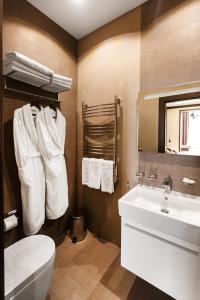 索契SIMPLE HOTEL的浴室配有白色卫生间和盥洗盆。