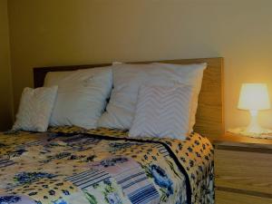 考斯赛力克Sentymentalne Kościelisko Apartament & SPA的一间卧室配有带枕头和台灯的床