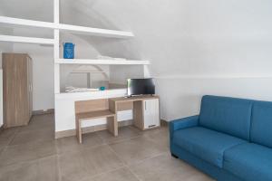 马蒂纳塔Il Pagliaio B&B的客厅配有蓝色的沙发和桌子