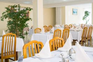 纳尔奇克Health Resort Dolina Narzanov Nalchik的一间设有白色桌椅的用餐室