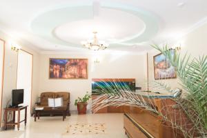 纳尔奇克Health Resort Dolina Narzanov Nalchik的客厅设有吊灯和天花板
