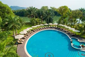 Oko SomboThe Royal Senchi Hotel and Resort的享有度假村游泳池的顶部景致