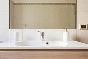 米兰San Lorenzo Building的浴室设有白色水槽和镜子