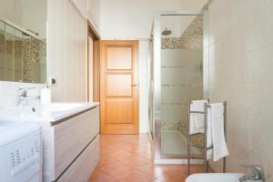 米兰San Lorenzo Building的带淋浴、盥洗盆和卫生间的浴室