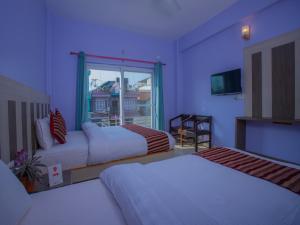 博卡拉Hotel City Palace的酒店客房设有两张床和窗户。