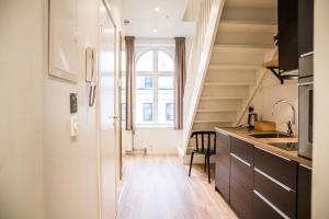 奥斯陆Maya Apartments - Thorvald Meyers gt. 38的厨房设有水槽和窗户。