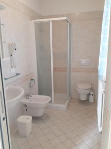切尔维亚Residence Onda Blu的带淋浴、卫生间和盥洗盆的浴室