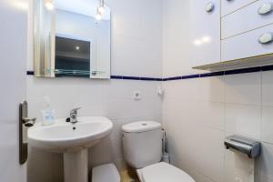 卡莱利亚德帕拉弗鲁赫尔AO-4 CALELLA DE PALAFRUGELL 2 PAX的白色的浴室设有水槽和卫生间。