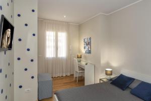 卢卡博尔戈公寓式酒店的一间卧室配有一张床和一张书桌