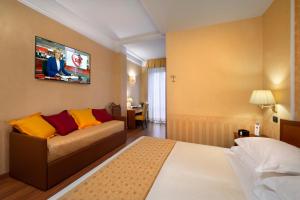 米兰兰卡斯特酒店的酒店客房,配有床和沙发