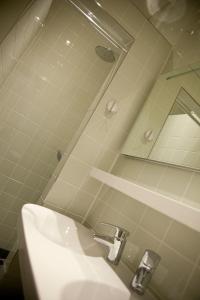 格罗宁根Gelkingehof Aparthotel的一间带水槽和镜子的浴室