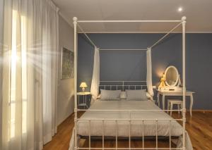 卢卡博尔戈公寓式酒店的卧室配有带镜子的白色天蓬床