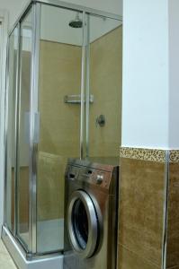 罗马Casa di Alberta的浴室内配有洗衣机和烘干机