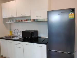 Townhouse 5 mins from Central Airport plaza changmai的厨房或小厨房