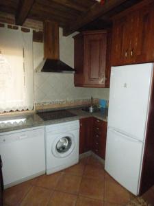NavasfríasUn Rincón Salmantino的厨房配有洗衣机和白色冰箱。