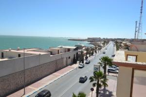 达赫拉Inyan Dakhla Hotel的享有城市街道和大海的景致。