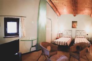 福萨诺Agriturismo Fiori di Zucca的卧室配有一张床和一张桌子及椅子