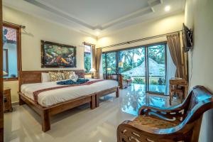 乌布Pondok Putri Sari的一间卧室设有一张床和一个大窗户