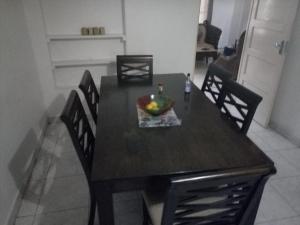 达累斯萨拉姆Apartment in Dar Homestay的餐桌上放着一碗水果