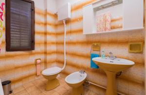 波雷奇Apartment Villa Olga的一间带卫生间和水槽的浴室
