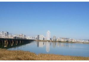 大阪Daihan Building / Vacation STAY 3304的城市背景的河流景观