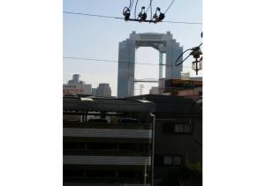大阪Daihan Building / Vacation STAY 3300的两人在城前的一条高空索道上