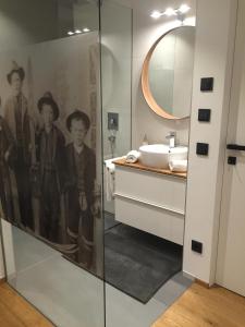 萨尔巴赫Appartement Sunside的浴室设有镜子、水槽和水槽