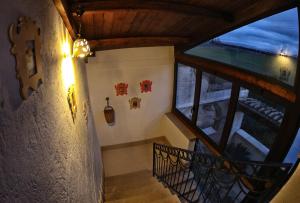 格拉维纳普利亚Alla Selva Gravina的阁楼楼梯,带窗户和楼梯间