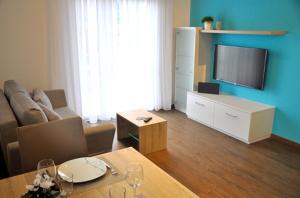 Rietheim-Weilheimrent-my-apartment的客厅配有桌子和电视