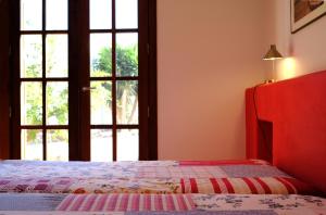 厄尔·坎皮洛·德·罗达尔波西多尼亚公寓的一间卧室设有一张床和一个窗口