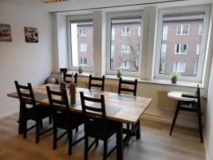 明斯特Ferienwohnung Central的一间带桌椅和窗户的用餐室