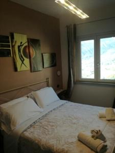 马拉泰亚B&B "LA GIANCARLA"的一间卧室设有一张床和一个窗口