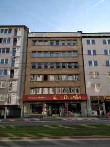 杜塞尔多夫Aparthouse Graf-Adolf的前面有商店的大建筑