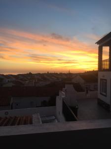 RelvaVivenda Garcia B&B的从建筑屋顶上可欣赏到日落美景