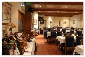吉尔斯巴尔塔扎尔酒店的餐厅内带桌椅的用餐室