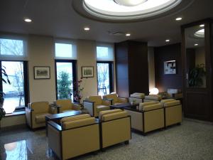 端岛鲁特酒店-吉夫哈斯玛艾科梅旅馆的一间设有黄色椅子和桌子的等候室,窗户