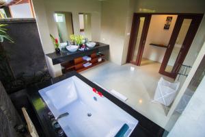坎古艾茉別墅的享有空中景致,设有带浴缸的浴室。