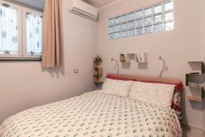 波佐利Casa Gabry的一间卧室配有一张带被子和两个枕头的床