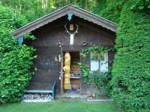 法伊施特瑙泰弗住宿加早餐旅馆的一个小木舱,设有门和窗户